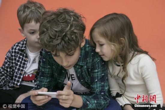 外報：一天滑手機80次 孩子網癮過高怎么辦？