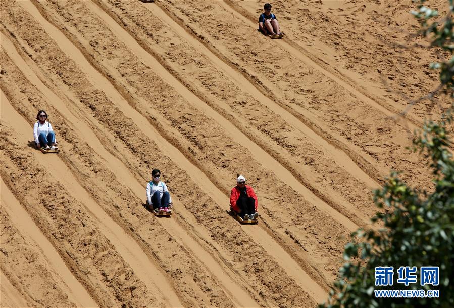 （寧夏60年）（7）寧夏中衛：科學治沙顯成效